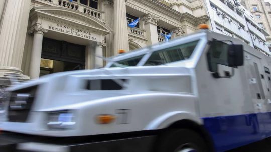Imagen para el artículo: La paradoja argentina: reservas de fiesta en el Central y las tarjetas de crédito al borde del abismo