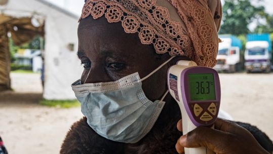 Imagen para el artículo: La OMS evalúa usar vacunas y medicamentos experimentales frente al aumento de muertes por ébola en el Congo