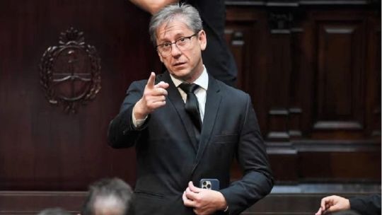 Imagen para el artículo: Un senador aliado contra Manuel Adorni: "Yo lo hubiese separado de inmediato del cargo"