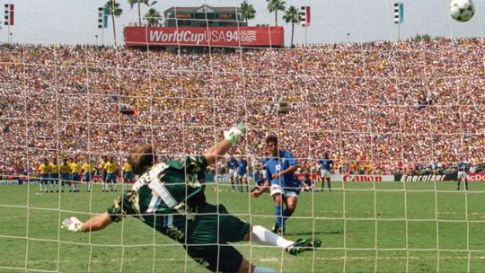 Imagen para el artículo: El penal de Roberto Baggio en USA 1994 y el impacto en el fútbol argentino
