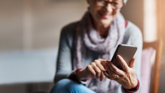 Imagen para el artículo: 9 de cada 10 adultos mayores son blanco de estafas digitales