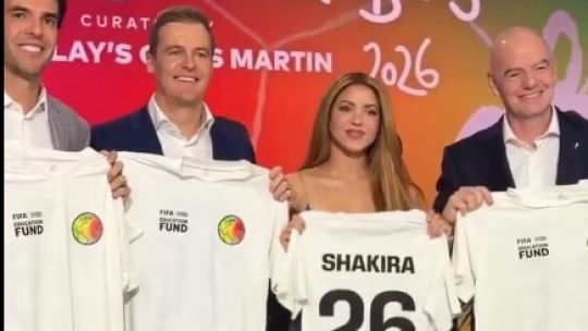 Imagen para el artículo: El polémico gesto de Shakira con las camisetas del Mundial 2026