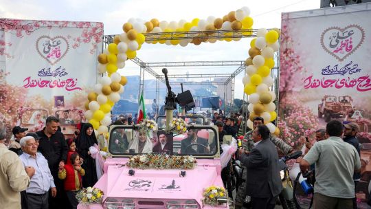 Imagen para el artículo: En jeeps con cañones y flores: 110 parejas se casaron en la plaza principal de Irán y juraron "autosacrificarse" para defender su país