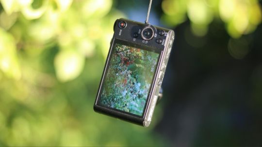 Imagen para el artículo: La juventud rechaza la perfección de los smartphones y adopta cámaras compactas de los 2000 para lograr fotos imperfectas