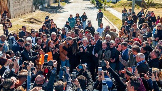 Imagen para el artículo: Llaryora y Passerini habilitaron obras en El Quebracho con una foto repleta de anotados para la intendencia
