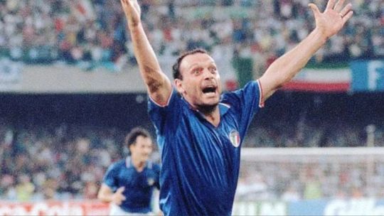 Imagen para el artículo: Totò Schillaci en Italia 90: el goleador inesperado que cambió la historia del fútbol mundial