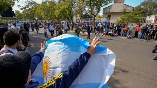 Imagen para el artículo: Cortes de tránsito y chocolate patrio: cómo será el desfile del 25 de Mayo en la costanera