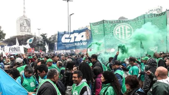 Imagen para el artículo: La Marcha por la Salud Pública reunió a miles de personas y profundizó la pelea entre Nación y Provincia