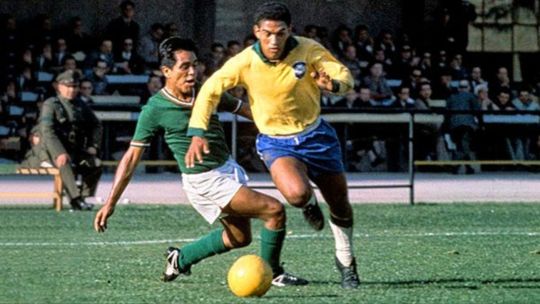 Imagen para el artículo: El mundial de Garrincha en Chile 1962: cómo el genio brasileño lideró la consagración de la Copa del Mundo