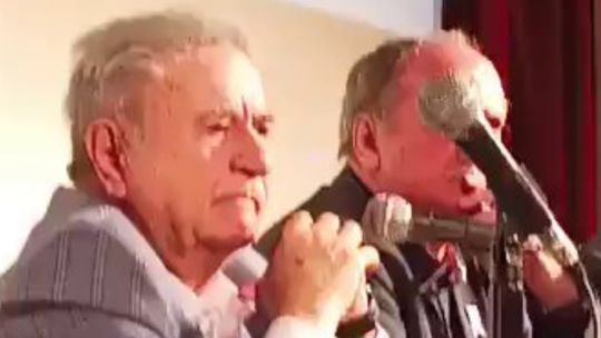 Imagen para el artículo: Escracharon a Duhalde en la presentación de un libro sobre su gestión como gobernador: por qué se cantó la marcha peronista