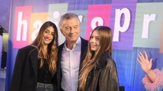 Imagen para el artículo: Papá soltero: la salida de Mauricio Macri al teatro con sus hijas