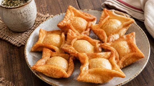 Imagen para el artículo: Receta de pastelitos criollos de membrillo y batata: el secreto de la masa hojaldrada para hacerlos caseros y bien crocantes