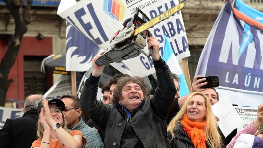 Imagen para el artículo: Un informe ligado al peronismo cuestiona el “modelo Milei” y alerta por un nuevo ajuste sobre las provincias