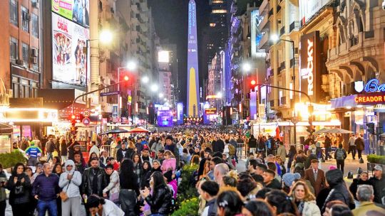 Imagen para el artículo: Una multitud celebró los 90 años del Obelisco, el ícono porteño
