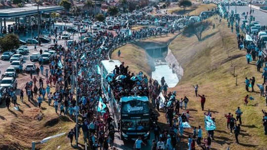 Imagen para el artículo: Belgrano dio la vuelta olímpica por Córdoba y la ciudad lloró de felicidad