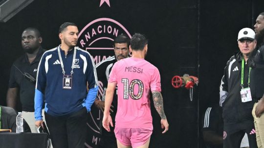 Imagen para el artículo: Lionel Messi se tocó el posterior, pidió el cambio y se fue al vestuario: ¿Cual es el parte médico del 10?