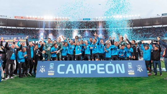 Imagen para el artículo: Belgrano en la cima: el reconocimiento al “único campeón cordobés” abrió otra grieta en la UCR