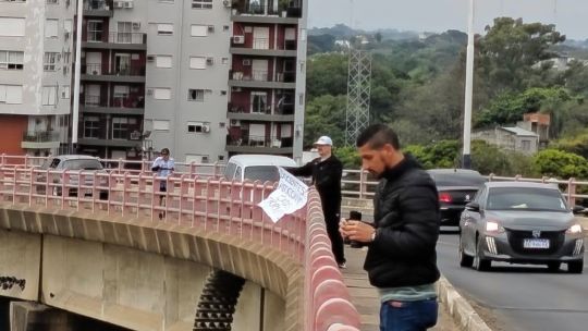 Imagen para el artículo: Tensión en Corrientes: policías rompieron carteles de docentes que pedían suba salarial