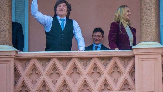 Imagen para el artículo: La foto del "triángulo de hierro" que celebró el Gordo Dan y el álbum personal del "Peaky Blinders" a Santiago Caputo
