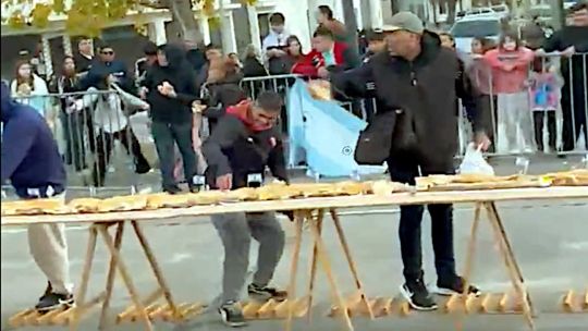 Imagen para el artículo: Descontrol en Avellaneda por el sándwich de matambre a la pizza gigante: derribaron vallas para llevarse porciones