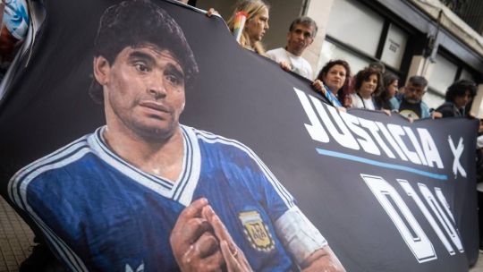 Imagen para el artículo: Juicio por la muerte de Maradona: un neurocirujano que lo operó reveló que tenía "desplazamiento de cerebro"