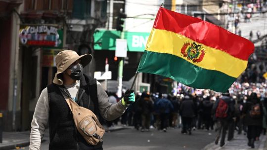 Imagen para el artículo: Un muerto, balas de plomo y el sueldo a la mitad: el combo que acorrala al Gobierno de Bolivia y empuja al país al abismo