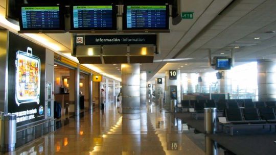 Imagen para el artículo: Una pasajera fue detenida en Aeroparque por morder a un agente policial tras negarse a pagar un recargo de equipaje