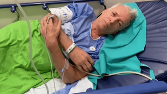 Imagen para el artículo: El saludo militante de Gerardo Romano desde una camilla de hospital: "Viva Perón, carajo"