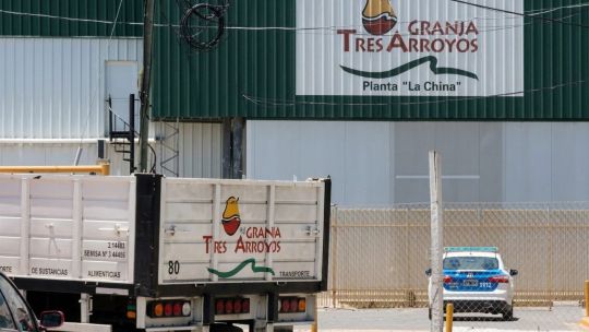 Imagen para el artículo: Crisis en Granja Tres Arroyos: "A veces me encierro solo a llorar para que no me vean mis hijos"