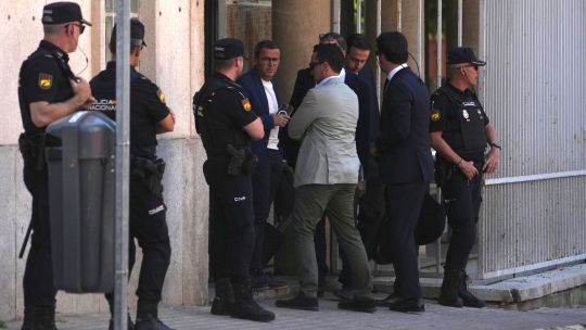 Imagen para el artículo: Empieza el juicio contra el hermano de Pedro Sánchez, acusado de ocupar un cargo público "a su medida"