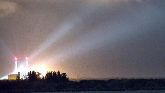 Imagen para el artículo: Por qué la explosión del cohete New Glenn es un golpe para Jeff Bezos en su carrera espacial contra Elon Musk