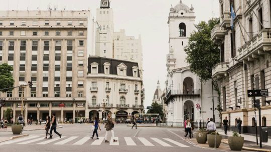 Imagen para el artículo: Ciudad de Buenos Aires, entre el café y el monoambiente: la crisis de los espacios donde se construía comunidad