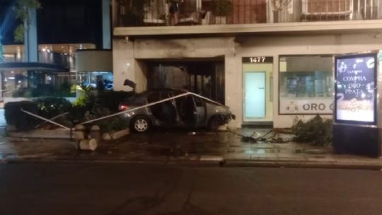 Imagen para el artículo: Recoleta: chocó un auto contra el frente de un edificio sobre avenida Alvear y se incendió