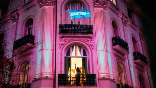 Imagen para el artículo: Polémica por la proyección de imágenes de la Casa Rosada sobre el edificio donde Cristina Kirchner cumple su condena