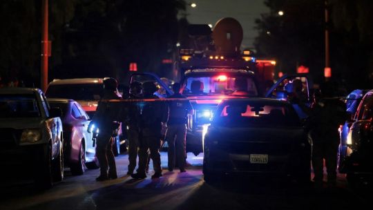 Imagen para el artículo: Tensión en un banco de California: un atacante armado retiene civiles y desafía a las fuerzas federales
