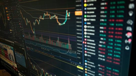 Imagen para el artículo: Los activos argentinos se derrumbaron en Wall Street y el riesgo país se acercó a los 500 puntos básicos