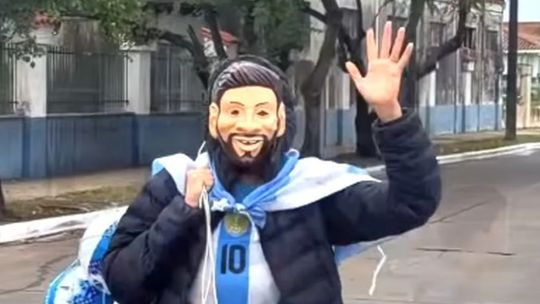 Imagen para el artículo: Virginia Gallardo repartió pelotas con la cara de Messi entre los chicos