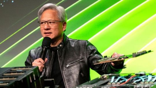Imagen para el artículo: El CEO de Nvidia advierte: "La IA no va a reemplazarte, va a acosarte y micromanejarte"