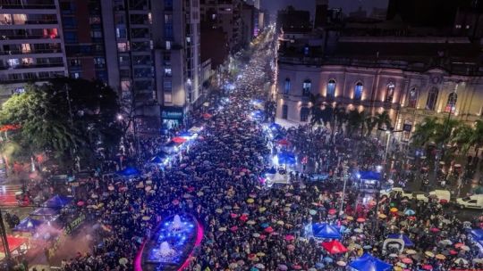Imagen para el artículo: Ni Una Menos en Córdoba: marcha bajo la lluvia con Agostina Vega como símbolo del reclamo