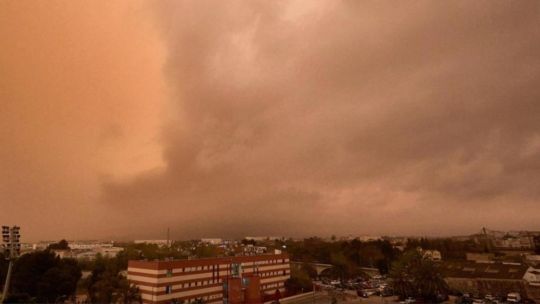 Imagen para el artículo: Una densa nube de polvo del Sahara avanza sobre el Atlántico e impacta en el Caribe