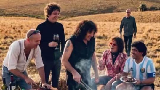 Imagen para el artículo: IA: el asado de los máximos ídolos argentinos con el Indio Solari