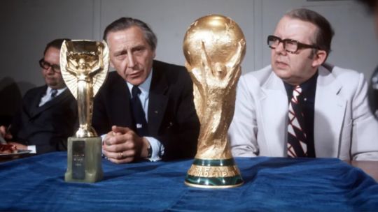 Imagen para el artículo: La Copa Jules Rimet perdida: el enigma del trofeo original del fútbol mundial