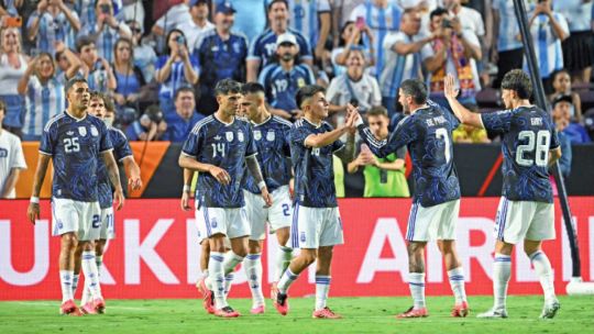 Imagen para el artículo: En un ensayo ante casi 100 mil personas, la Selección ganó y mostró algunas ideas