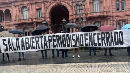 Imagen para el artículo: "Sala abierta, periodismo encerrado": más de un mes con restricciones a la prensa en la Casa Rosada