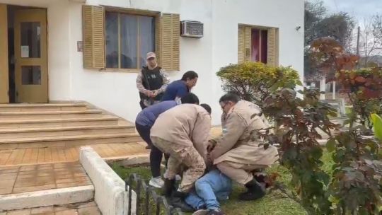 Imagen para el artículo: "Milei nos está matando de hambre": un hombre armado con un cuchillo amenazó al personal de Prefectura