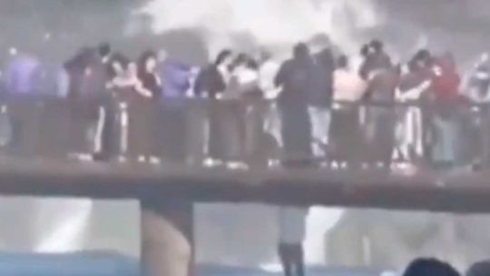 Imagen para el artículo: Video: un turista saltó a las Cataratas del Iguazú para recuperar un celular