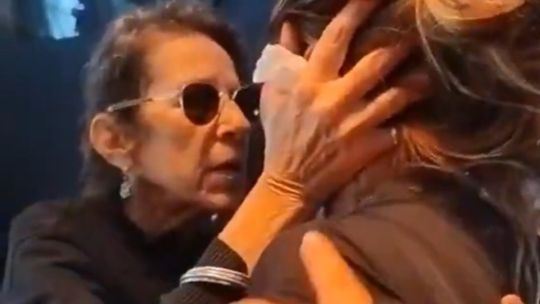 Imagen para el artículo: El conmovedor video de Viru, la esposa del Indio Solari, consolando a una fanática que se volvió viral