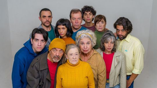 Imagen para el artículo: Espejos de la incomunicación urbana: Andrés Bazzalo indaga en las grietas de las relaciones humanas con Caricias