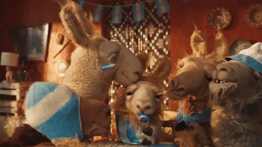 Imagen para el artículo: La publicidad de "La Llama que Llama" contra Adorni: "Declaro la casa del country"