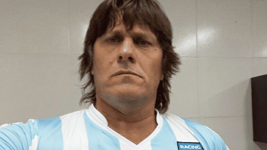 Imagen para el artículo: Escándalo Adorni: el sketch del ex jugador de Racing que simuló encontrar un pendrive